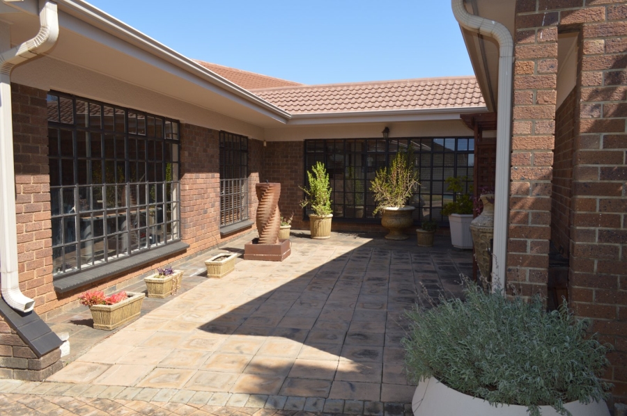 5 Bedroom Property for Sale in Wilkoppies North West